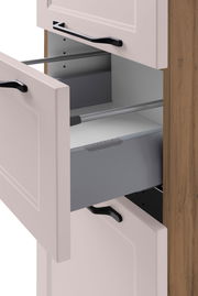 Nahaufnahme eines Midischranks mit geöffneten Schubladen, Holzoptik an der Seite und schwarzen Griffen, seitliche Perspektive