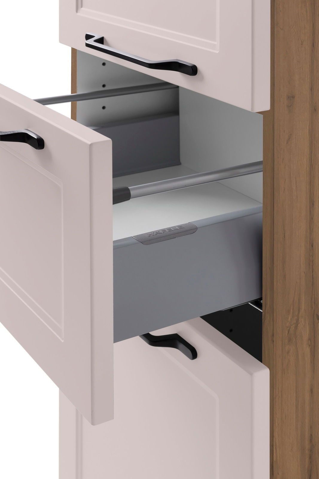 Nahaufnahme eines Midischranks mit geöffneten Schubladen, Holzoptik an der Seite und schwarzen Griffen, seitliche Perspektive