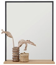 Spiegel mit schwarzem Rahmen und Holzablage, darauf eine dekorative Vase und ein Korb, Frontalansicht