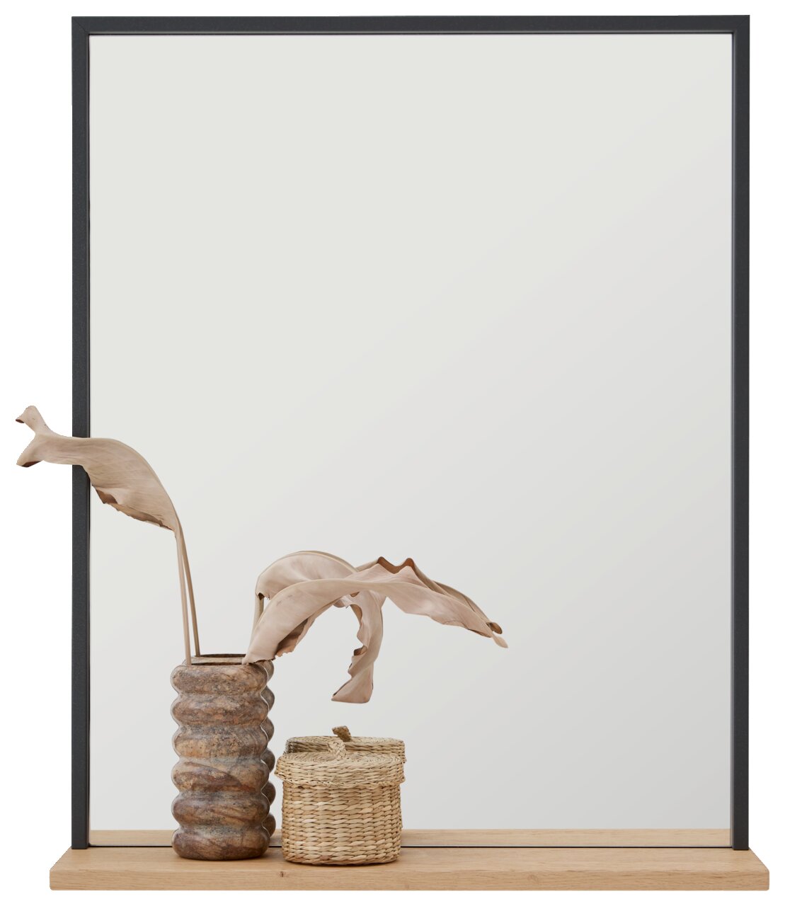 Spiegel mit schwarzem Rahmen und Holzablage, darauf eine dekorative Vase und ein Korb, Frontalansicht