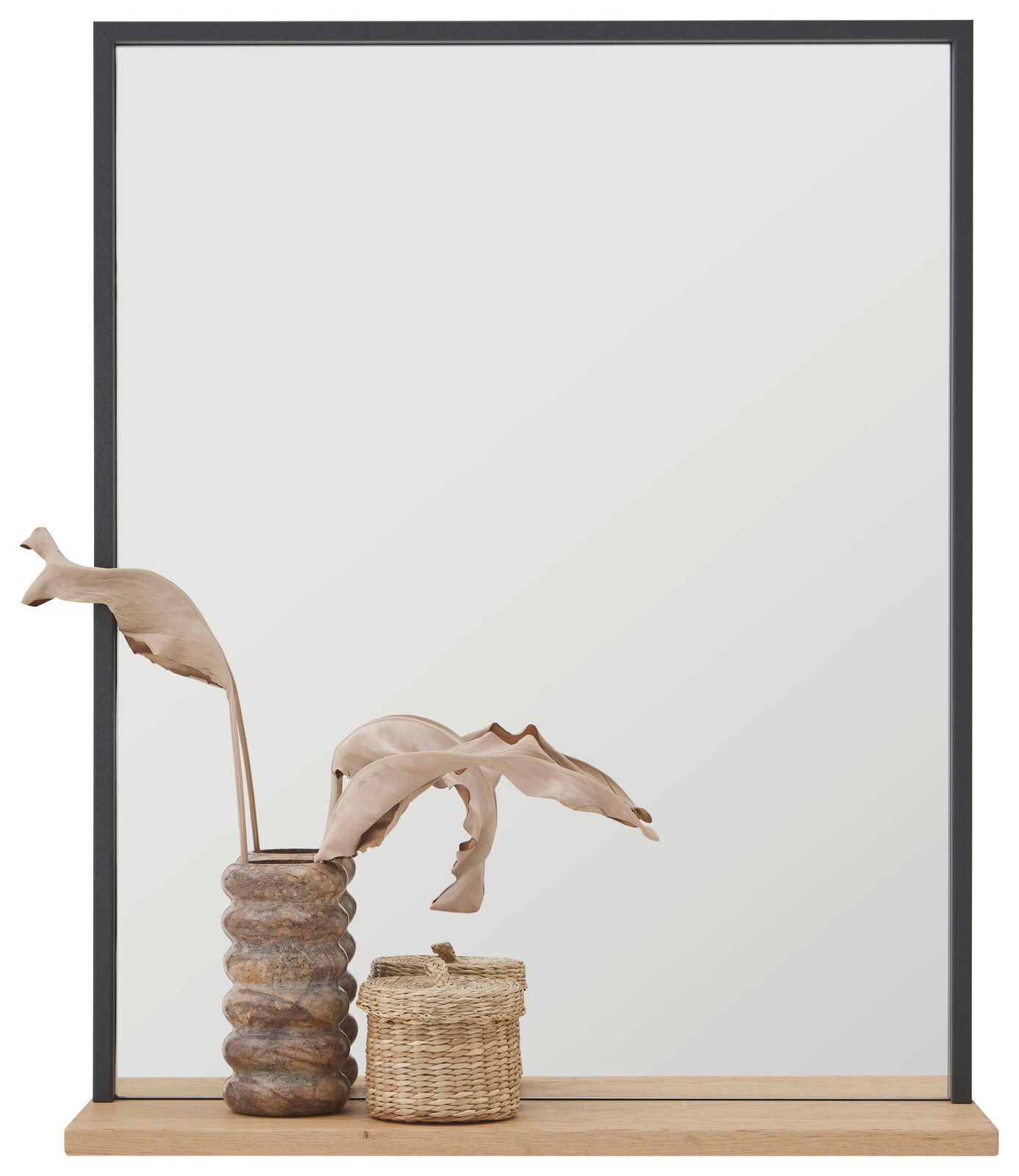 Spiegel mit schwarzem Rahmen und Holzablage, darauf eine dekorative Vase und ein Korb, Frontalansicht