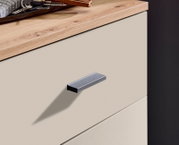 Nahaufnahme einer Kompaktgarderobe mit Holzoberfläche und modernem Griff, seitliche Perspektive
