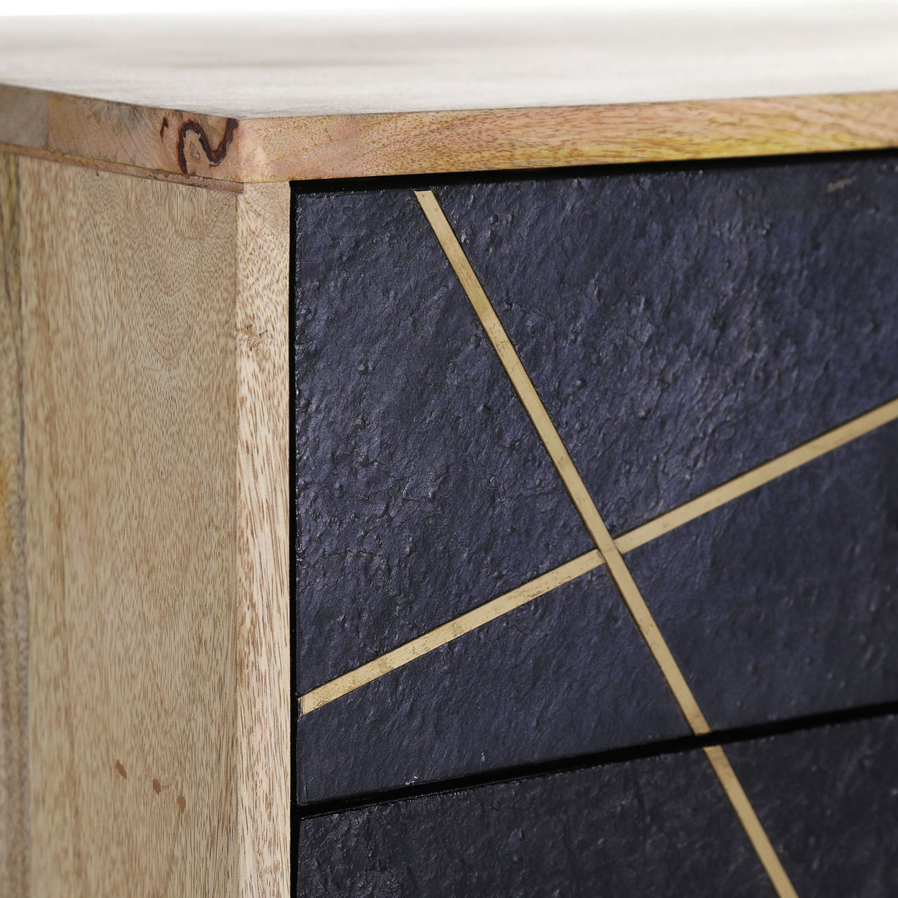 Detailansicht einer Nachtkommode mit Holzrahmen und dunkler Front mit goldenen Linien.
