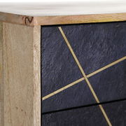 Detailansicht einer Nachtkommode mit Holzrahmen und dunkler Front mit goldenen Linien.