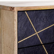 Detailansicht einer Nachtkommode mit Holzrahmen und dunkler Front mit goldenen Linien.