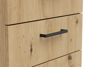 Nahaufnahme einer Kommode aus hellem Holz mit schwarzem Griff, Frontansicht