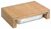 Schneidebrett aus Holz mit integrierter Auffangschale, seitliche Perspektive