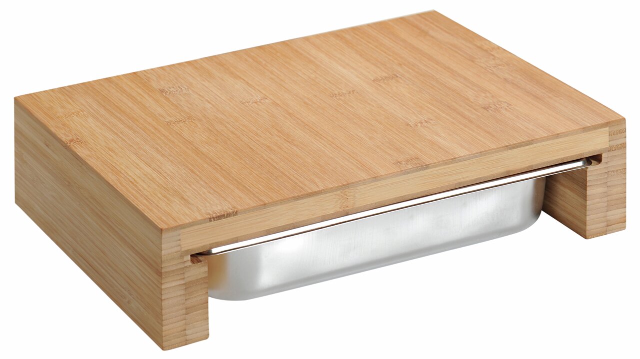 Schneidebrett aus Holz mit integrierter Auffangschale, seitliche Perspektive