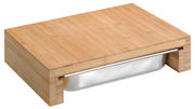 Schneidebrett aus Holz mit integrierter Auffangschale, seitliche Perspektive