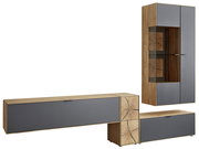 Moderne Wandkombination aus Holz und grauen Elementen, bestehend aus einem hohen Schrank mit Glaseinsatz und zwei niedrigen Schränken. Perspektive: Frontalansicht.