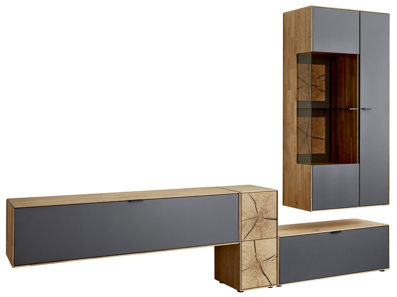 Moderne Wandkombination aus Holz und grauen Elementen, bestehend aus einem hohen Schrank mit Glaseinsatz und zwei niedrigen Schränken. Perspektive: Frontalansicht.