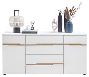 Modernes weißes Sideboard mit Holzdetails, dekoriert mit Vasen, einer Lampe und Büchern, Frontalansicht
