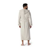 Rückansicht eines beigen Kapuzenbademantels in Größe L, getragen von einer Person.