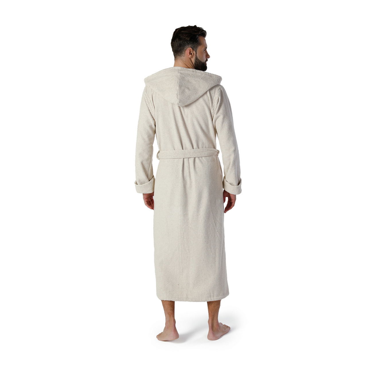 Rückansicht eines beigen Kapuzenbademantels in Größe L, getragen von einer Person.