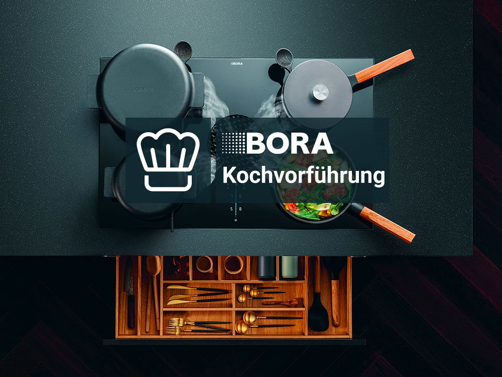 Bora-Kochfeld Eine mit Töpfen, frischem Gemüse und einer geordneten Schublade mit Utensilien. 