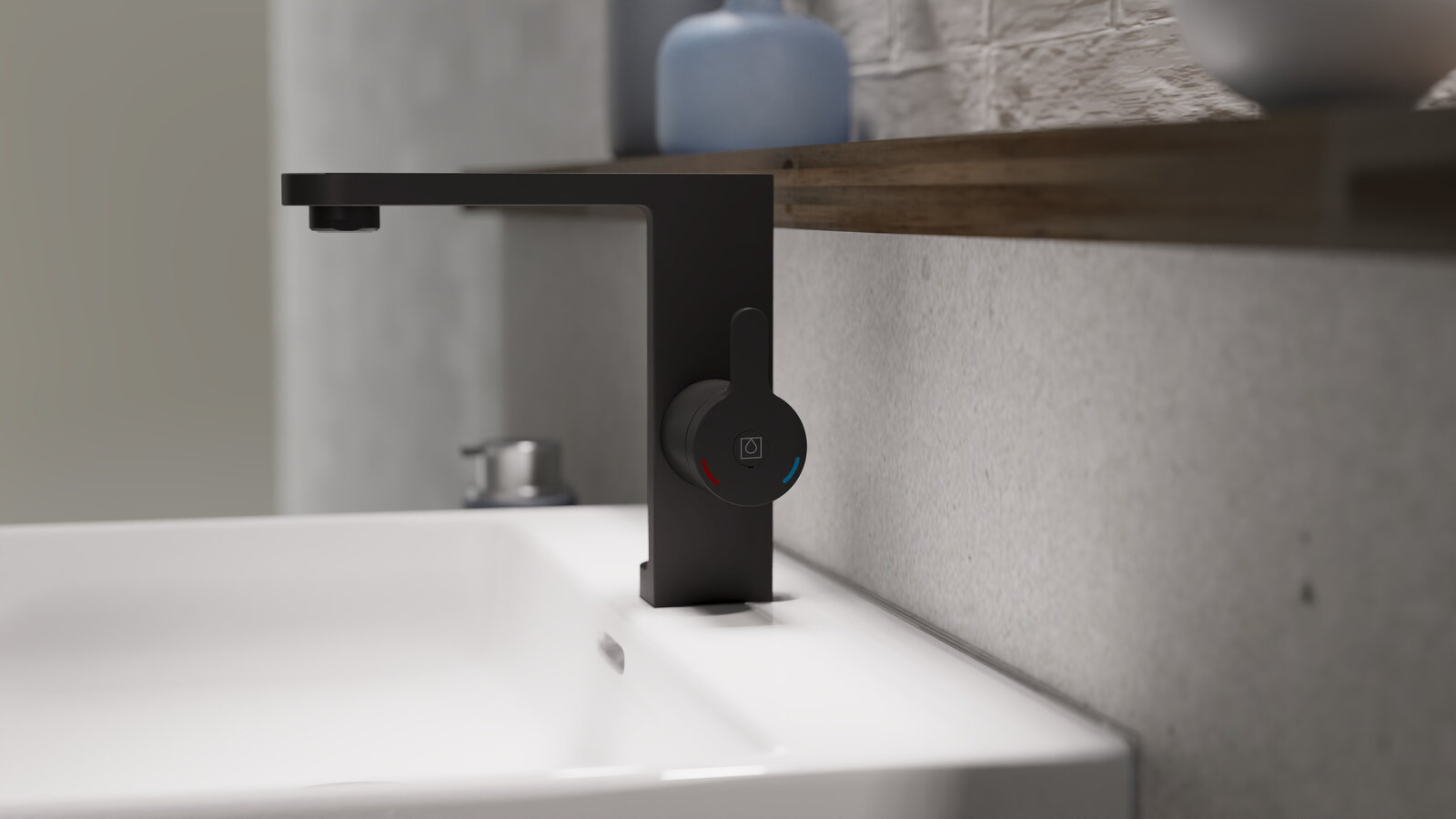 Moderne schwarze Waschtischarmatur in seitlicher Perspektive, montiert auf einem weißen Waschbecken mit grauer Wand im Hintergrund.