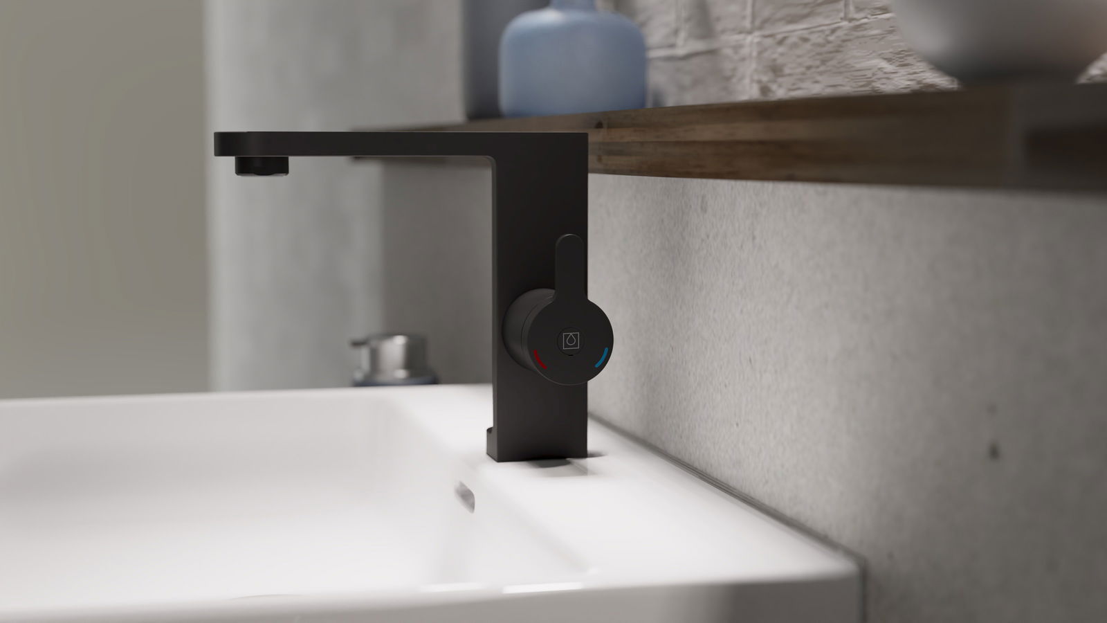 Moderne schwarze Waschtischarmatur in seitlicher Perspektive, montiert auf einem weißen Waschbecken mit grauer Wand im Hintergrund.