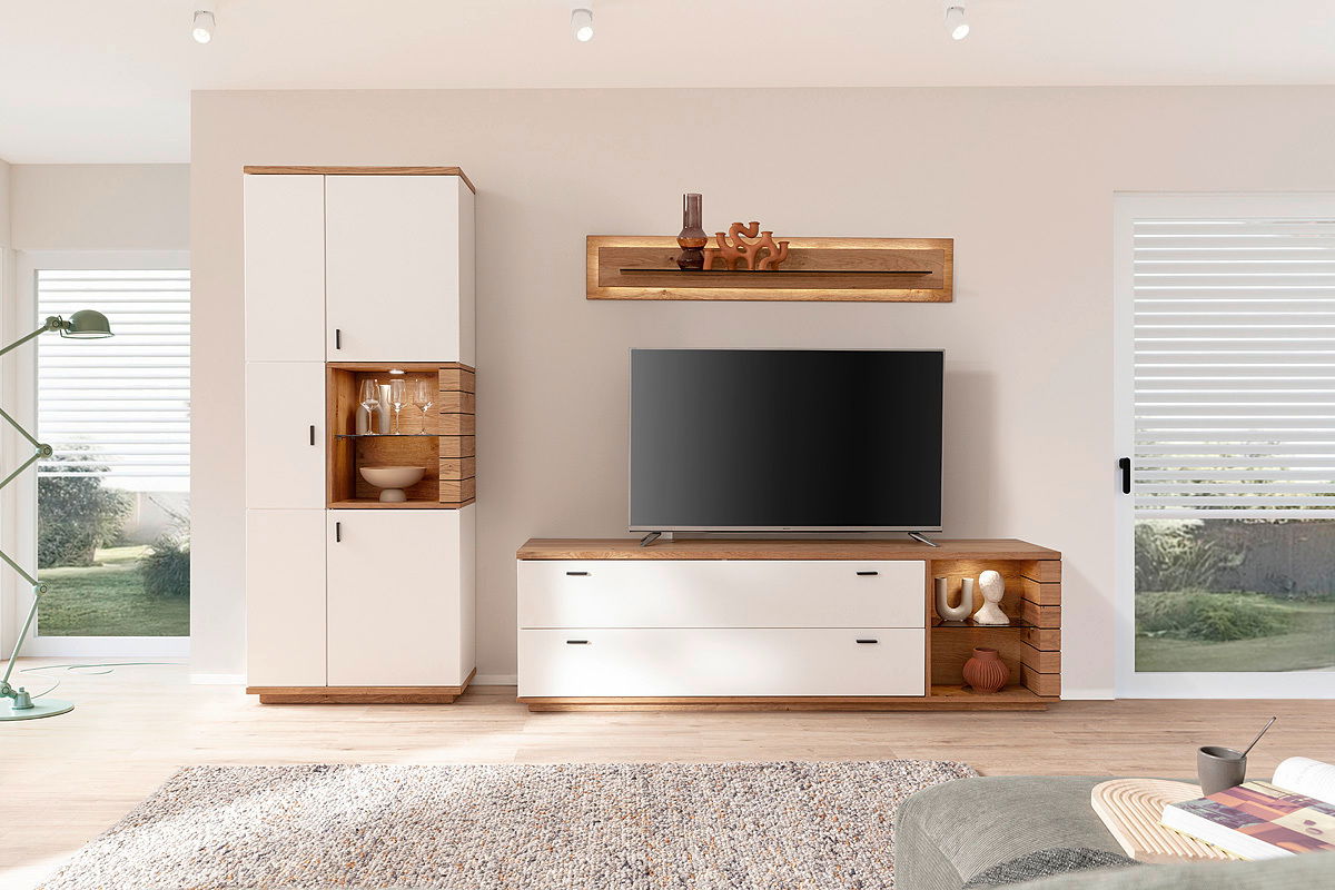 Novel Kombi-Vitrine MANITOBA Modernes Highboard in Weiß und Holzoptik, frontal fotografiert, mit offenen und geschlossenen Fächern, dekoriert mit Geschirr und Dekorationsobjekten.