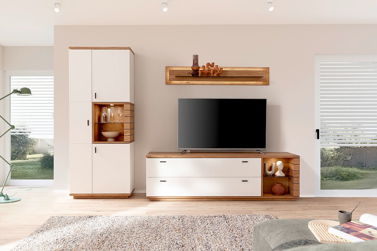 Modernes Highboard in Weiß und Holzoptik, frontal fotografiert, mit offenen und geschlossenen Fächern, dekoriert mit Geschirr und Dekorationsobjekten.