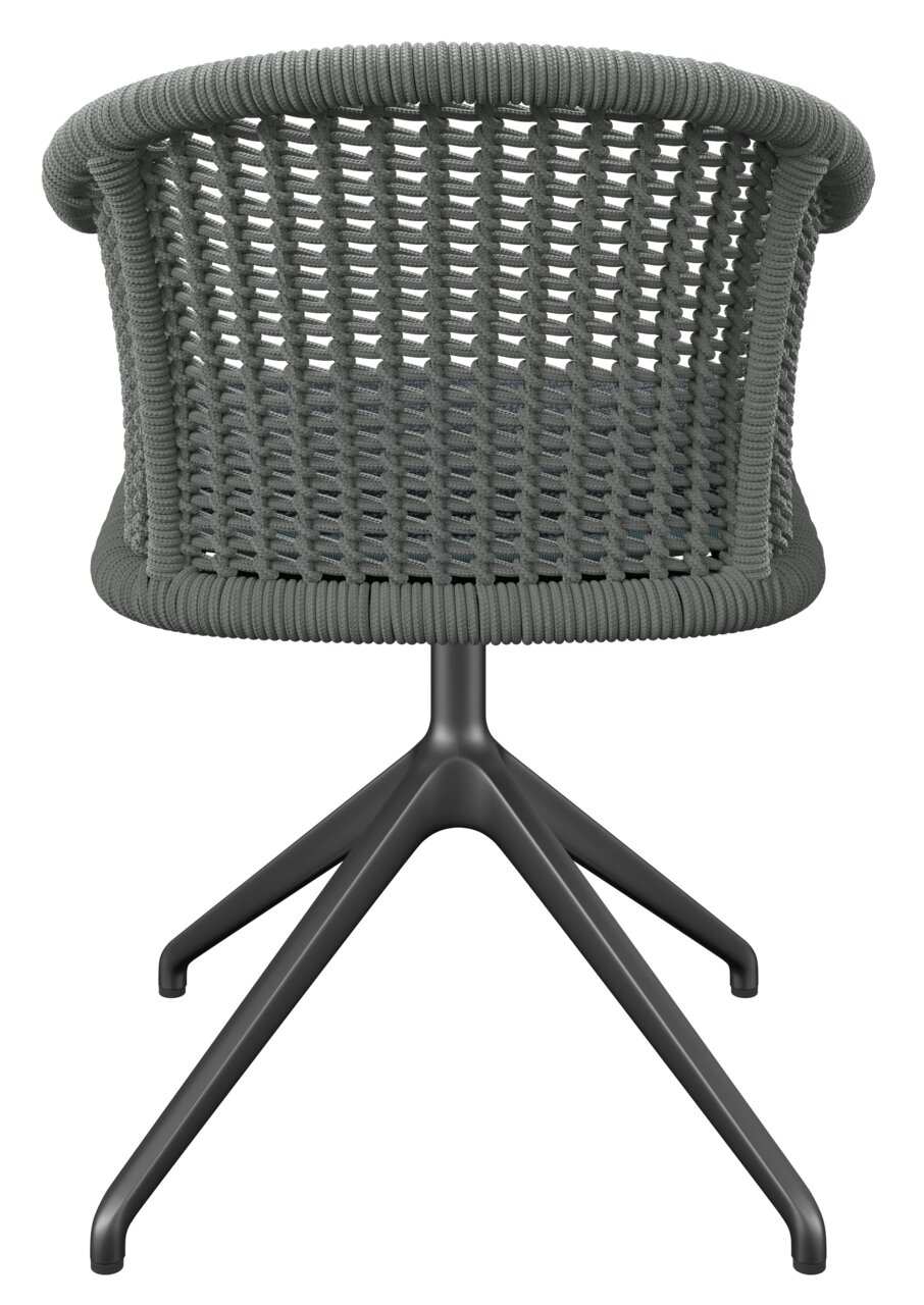 Rückansicht eines Armlehnstuhls mit geflochtener Rückenlehne und modernem Metallgestell.