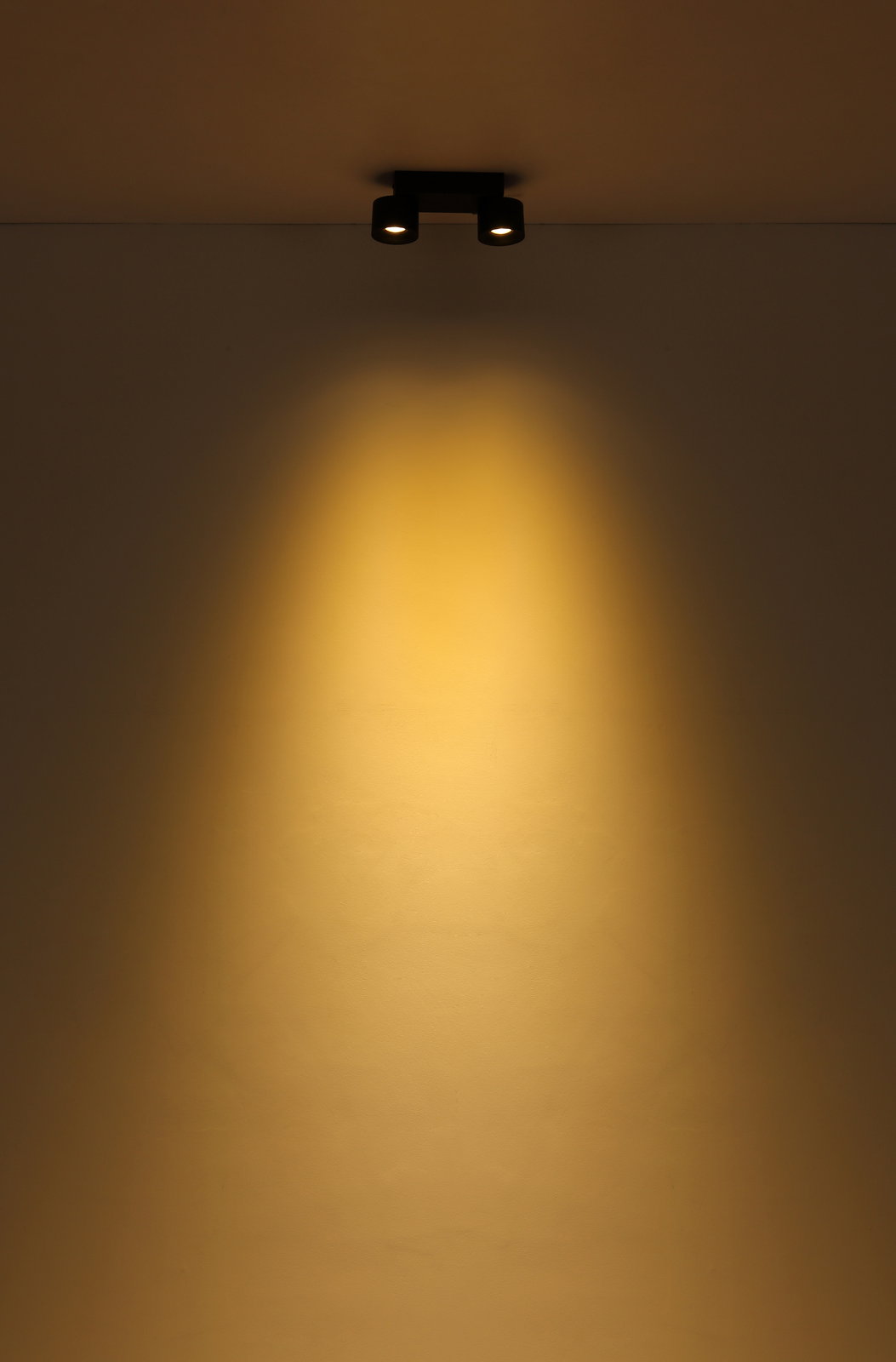 LED Strahler an der Decke mit warmem Lichtkegel, von unten betrachtet
