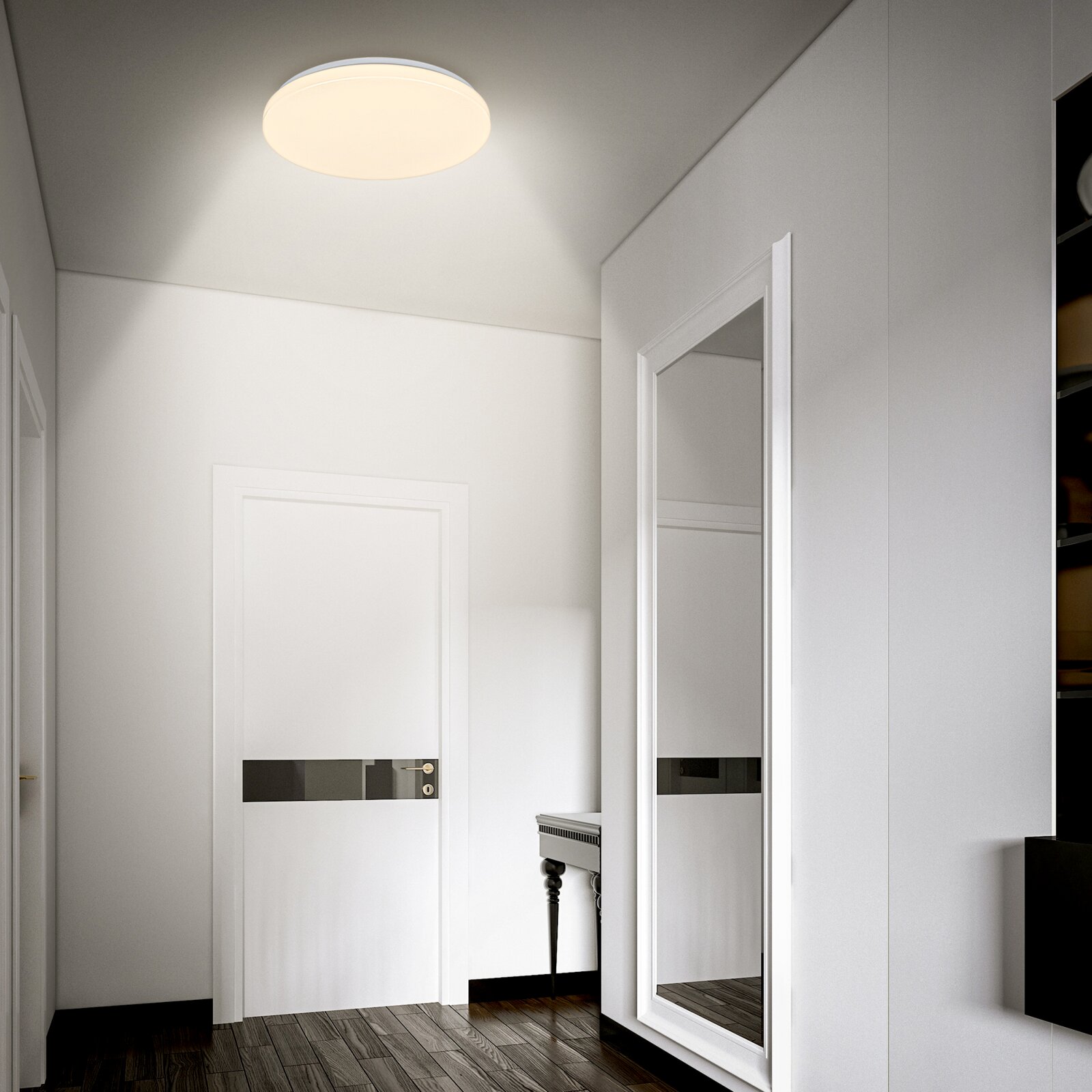Ronde plafondlamp met warme, diffuse verlichting in een moderne hal met witte deuren en een grote spiegel, gezien vanuit een laag standpunt omhoog richting het plafond