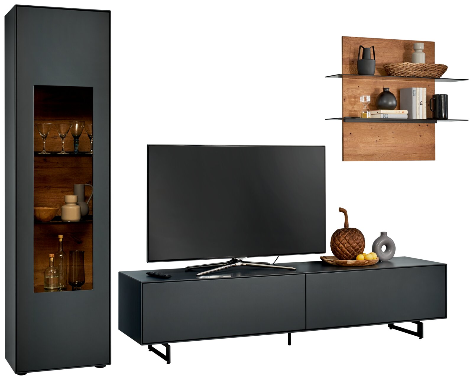 Moderne wandcombinatie Valnatura LIVINO in een donkere uitvoering met vitrinekast, tv-meubel en wandrek, gezien vanaf de voorkant.