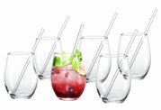 Sechs elegante Gläser mit Strohhalmen, eines gefüllt mit einem erfrischenden Gin-Cocktail, aus der Frontalperspektive.