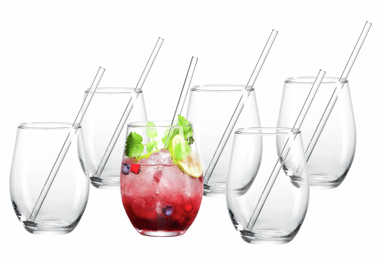 Zes elegante glazen met rietjes, waarvan één gevuld met een verfrissende gin-cocktail, gezien vanuit een vooraanzicht.