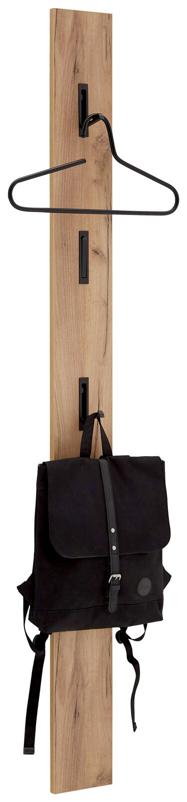 Garderobenpaneel aus Holz mit drei schwarzen Haken, an denen ein schwarzer Rucksack und ein Kleiderbügel hängen. Frontalansicht.