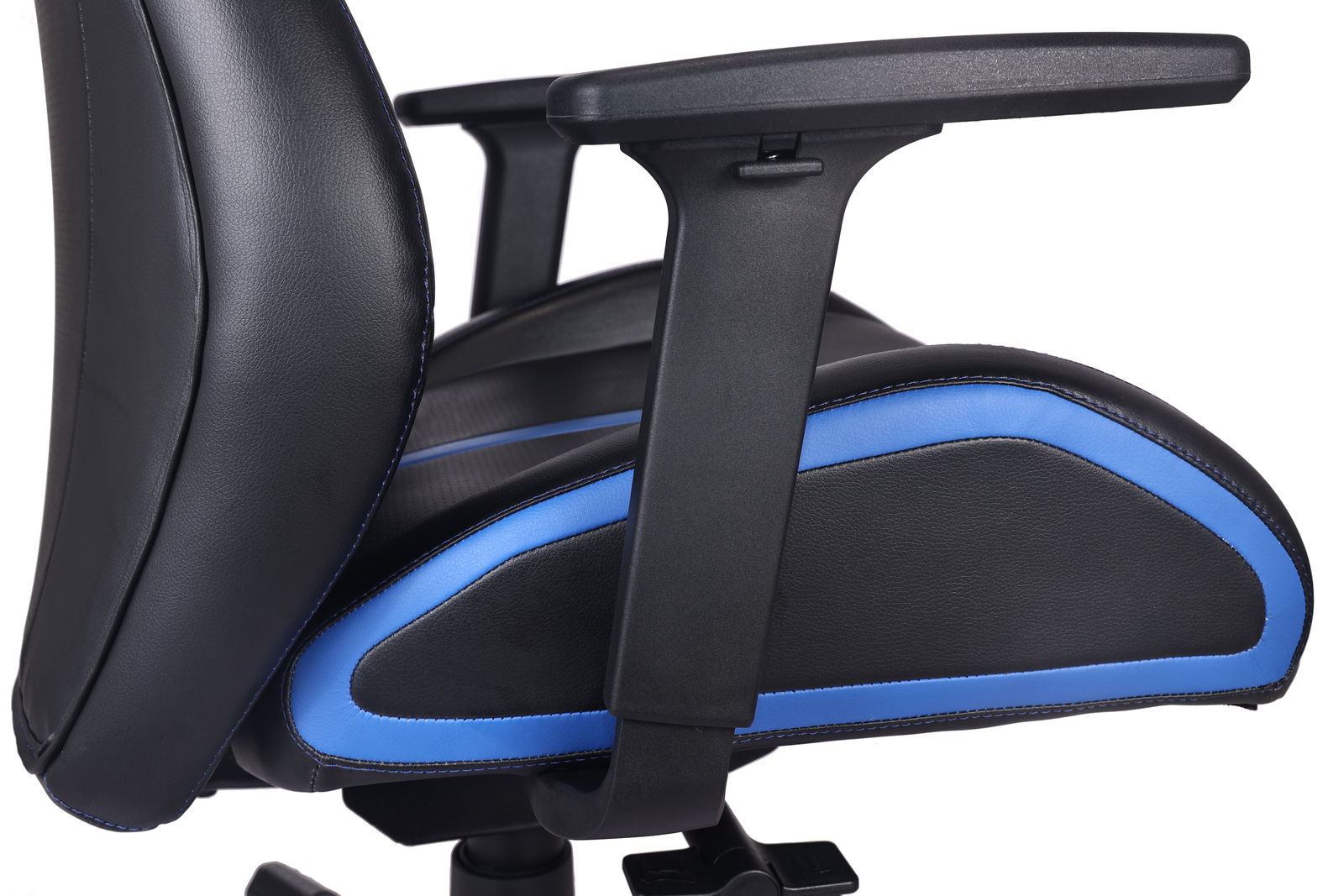 Seitliche Nahaufnahme eines Gaming-Stuhls mit blauen Akzenten und Armlehne.