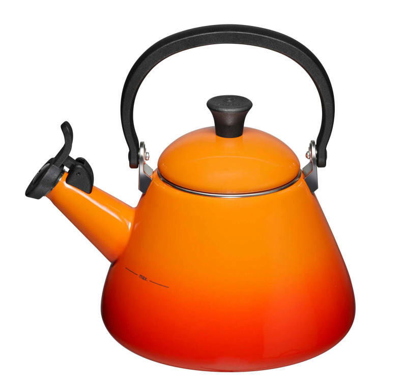 Oranger Wasserkessel Kone 1,6l in Ofenrot mit schwarzem Griff, seitliche Perspektive