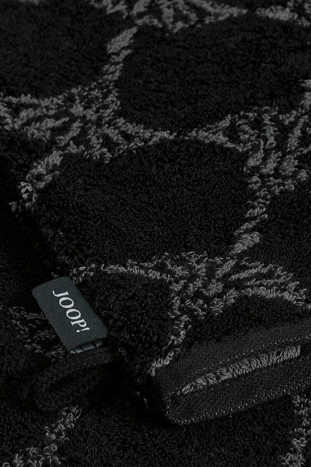 Nahaufnahme eines schwarzen Waschhandschuhs mit grauem Muster und einem Joop!-Label.