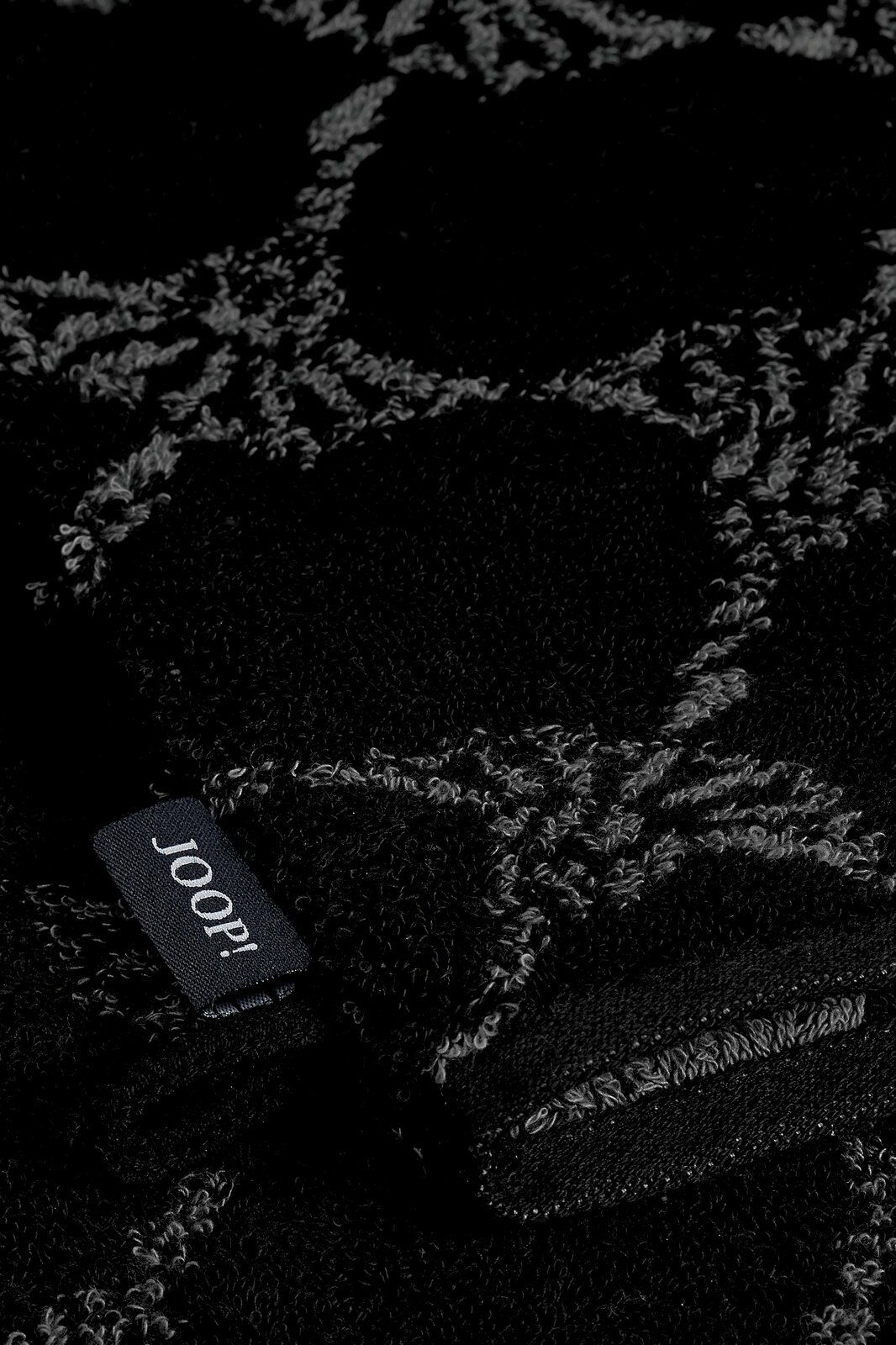 JOOP! Waschhandschuh CORNFLOWER CLASSIC Nahaufnahme eines schwarzen Waschhandschuhs mit grauem Muster und einem Joop!-Label.