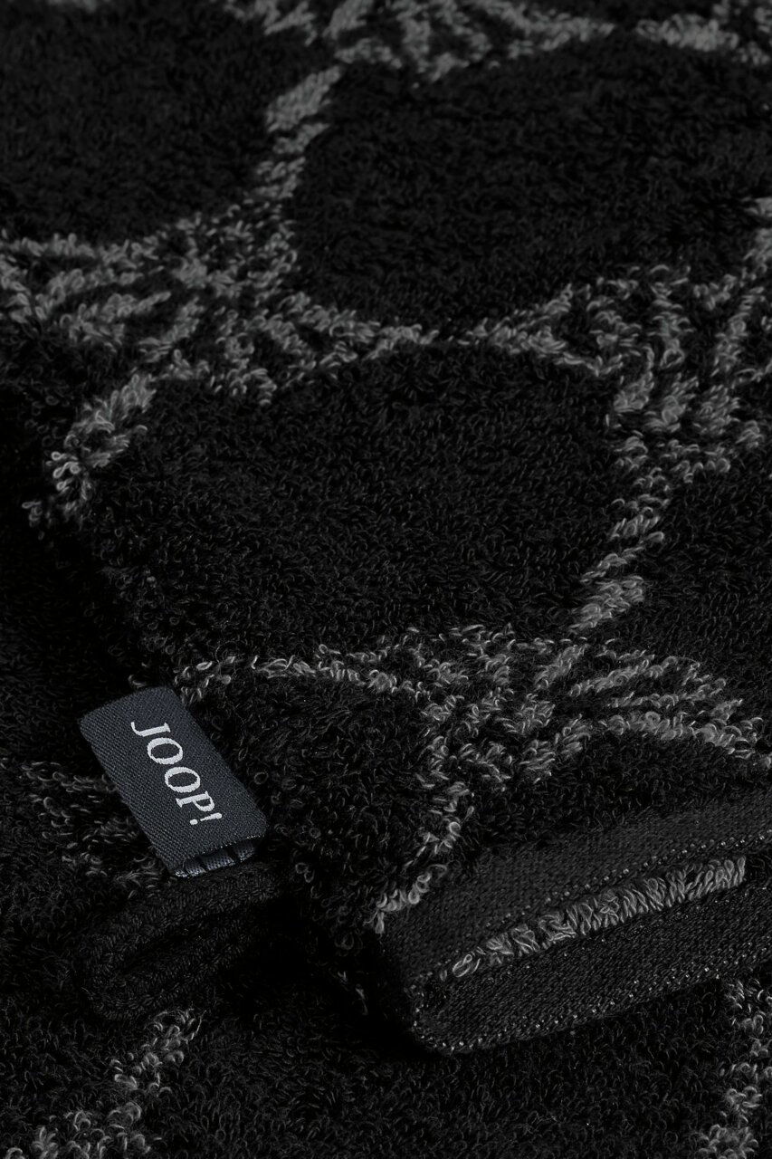 JOOP! Waschhandschuh CORNFLOWER CLASSIC Nahaufnahme eines schwarzen Waschhandschuhs mit grauem Muster und einem Joop!-Label.