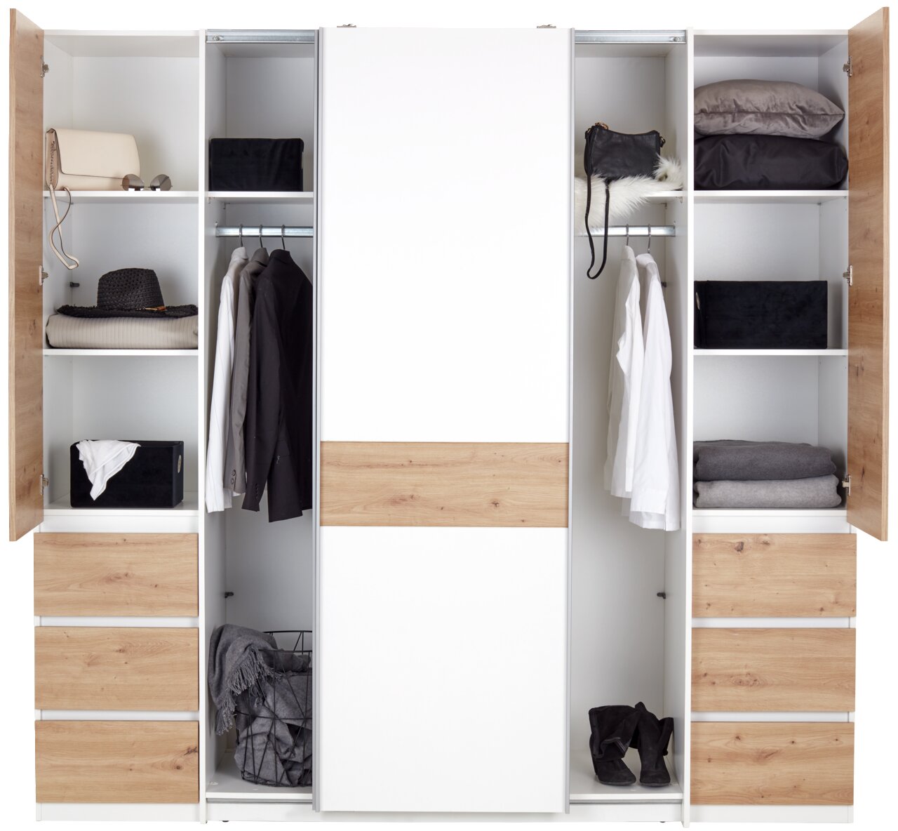 Moderne draai- en schuifdeurkast met vier deuren, in wit en houtlook, gevuld met kleding en accessoires, gezien vanaf de voorkant.