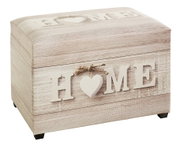 Dekorative Holztruhe im Shabby-Chic in heller Holzoptik mit Schriftzug „HOME“ und Herzmotiv, mit kleinem Juteband, freigestellt auf weißem Hintergrund, aus schräger Frontansicht von vorne links