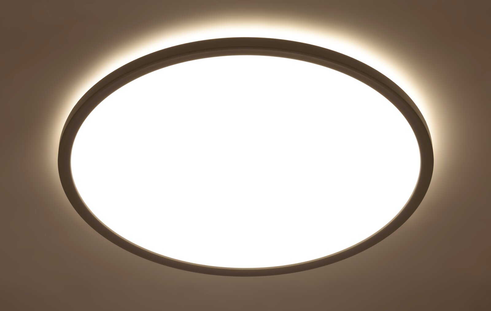 Runde LED-Deckenleuchte mit warmweißem Licht, von unten betrachtet