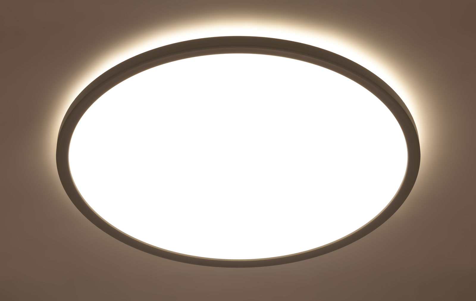 Runde LED-Deckenleuchte mit warmweißem Licht, von unten betrachtet