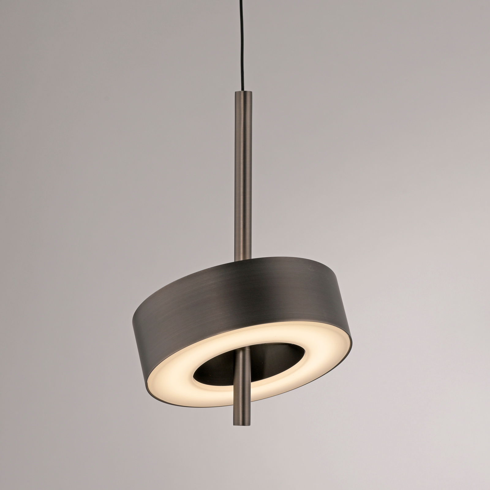 Moderne Pendelleuchte Q-ROTATE in schräger Perspektive, mit einem eleganten, runden Design und einem zentralen Lichtkreis.