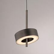 Moderne Pendelleuchte Q-ROTATE in schräger Perspektive, mit einem eleganten, runden Design und einem zentralen Lichtkreis.