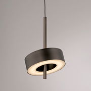 Moderne Pendelleuchte Q-ROTATE in schräger Perspektive, mit einem eleganten, runden Design und einem zentralen Lichtkreis.