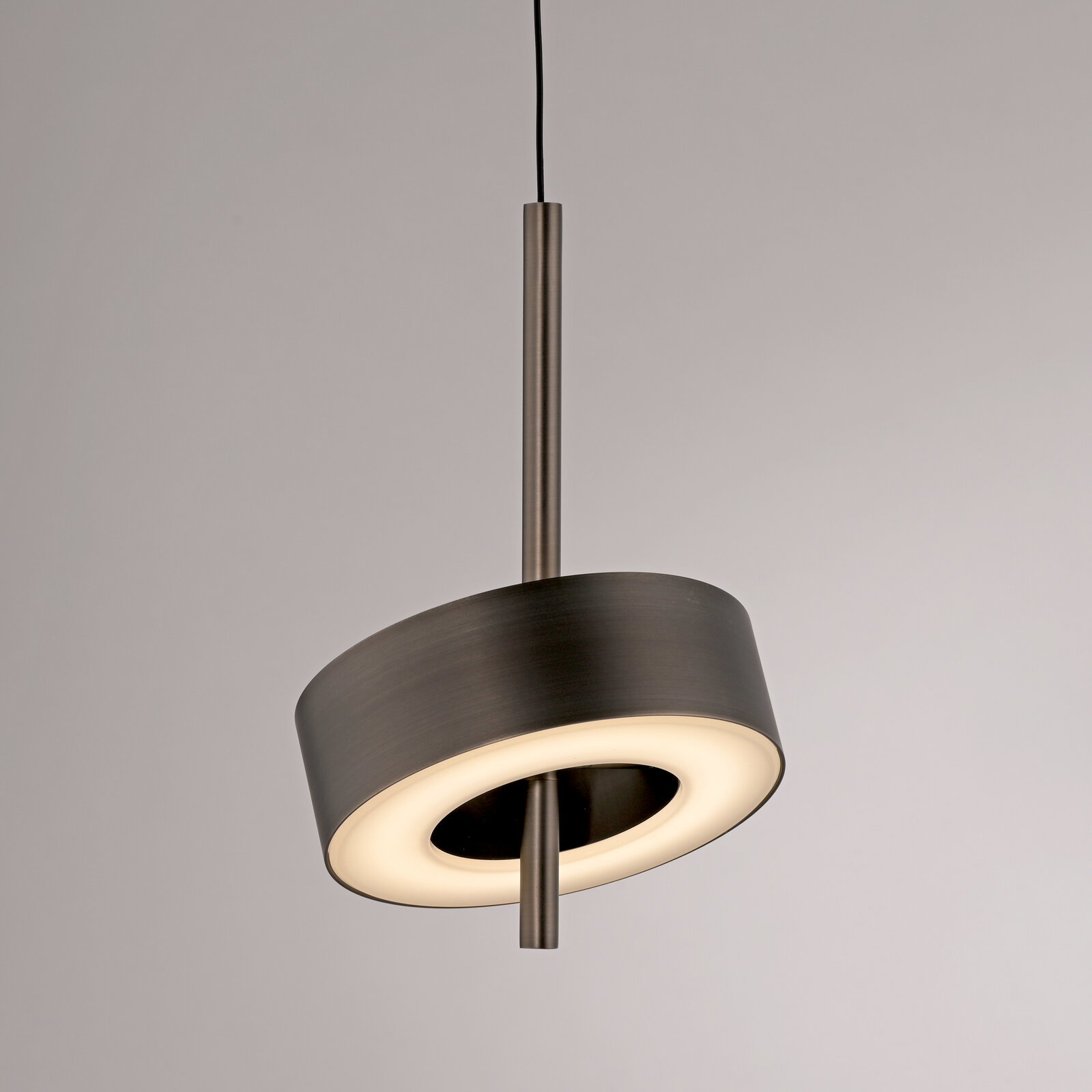 Moderne Pendelleuchte Q-ROTATE in schräger Perspektive, mit einem eleganten, runden Design und einem zentralen Lichtkreis.