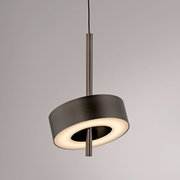 Moderne Pendelleuchte Q-ROTATE in schräger Perspektive, mit einem eleganten, runden Design und einem zentralen Lichtkreis.