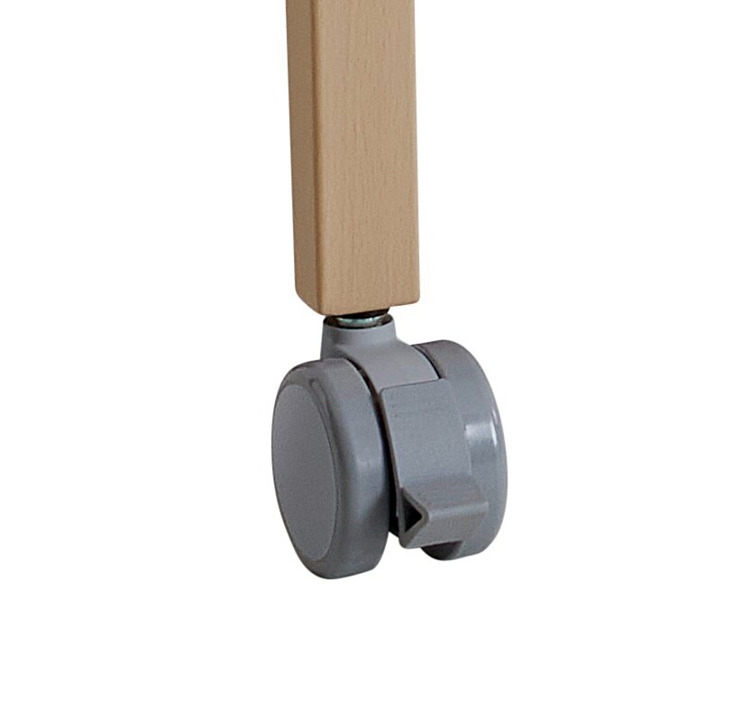 Close-up van een grijze wielsets met rem, gemonteerd op een houten poot.
