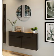 Moderne Garderobe mit Spiegel und Dekoration, seitliche Perspektive