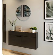 Moderne Garderobe mit Spiegel und Dekoration, seitliche Perspektive