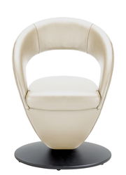 Moderner cremefarbener Sessel mit runder Rückenlehne und schwarzem Sockel, Frontalansicht.