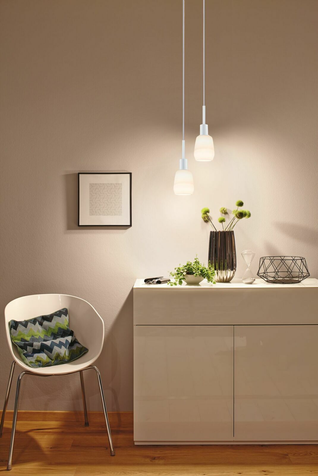 PAULMANN Basispendel URAIL Zwei moderne Hängelampen in einem stilvoll eingerichteten Raum, aus der Perspektive von vorne betrachtet.