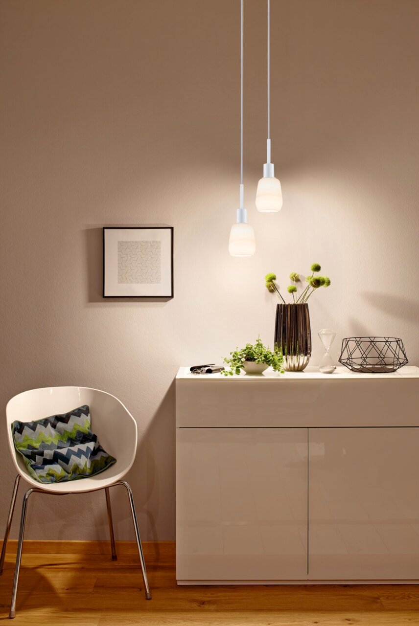 PAULMANN Basispendel URAIL Zwei moderne Hängelampen in einem stilvoll eingerichteten Raum, aus der Perspektive von vorne betrachtet.